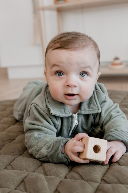 Qtoys Cube Rattle-baby playing