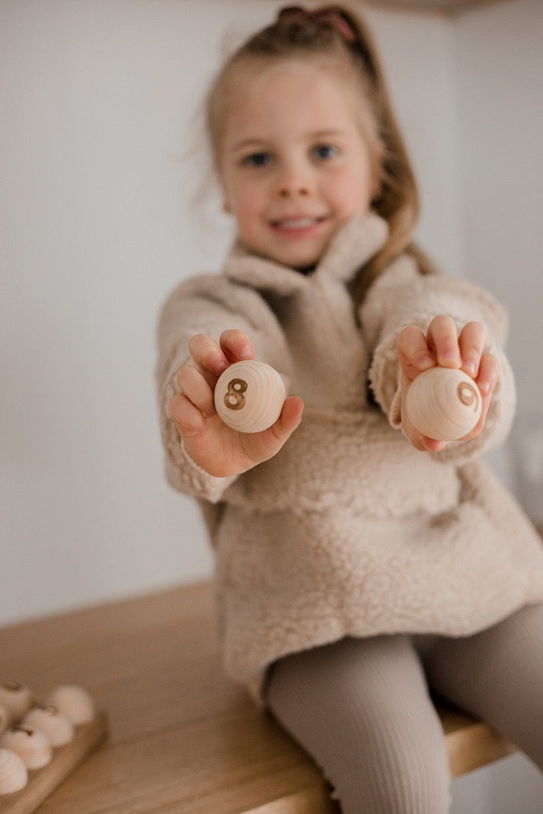 Qtoys Number Eggs and Stand embossed numbers