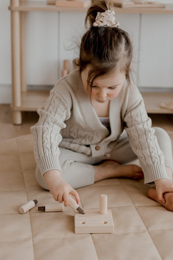 Qtoys Screw Game - kid playing