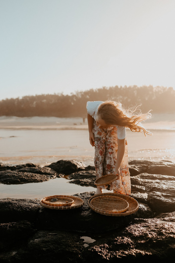 Qtoys Bamboo Circle Tray Set at beach for foraging