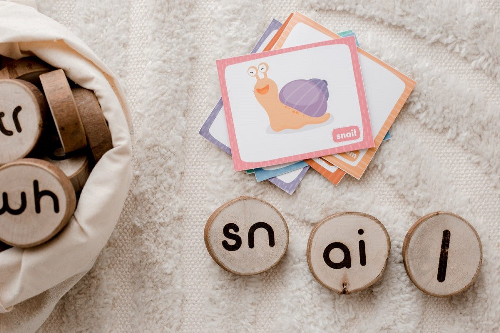 Qtoys Wooden Phonogram Learning Kit with guide card