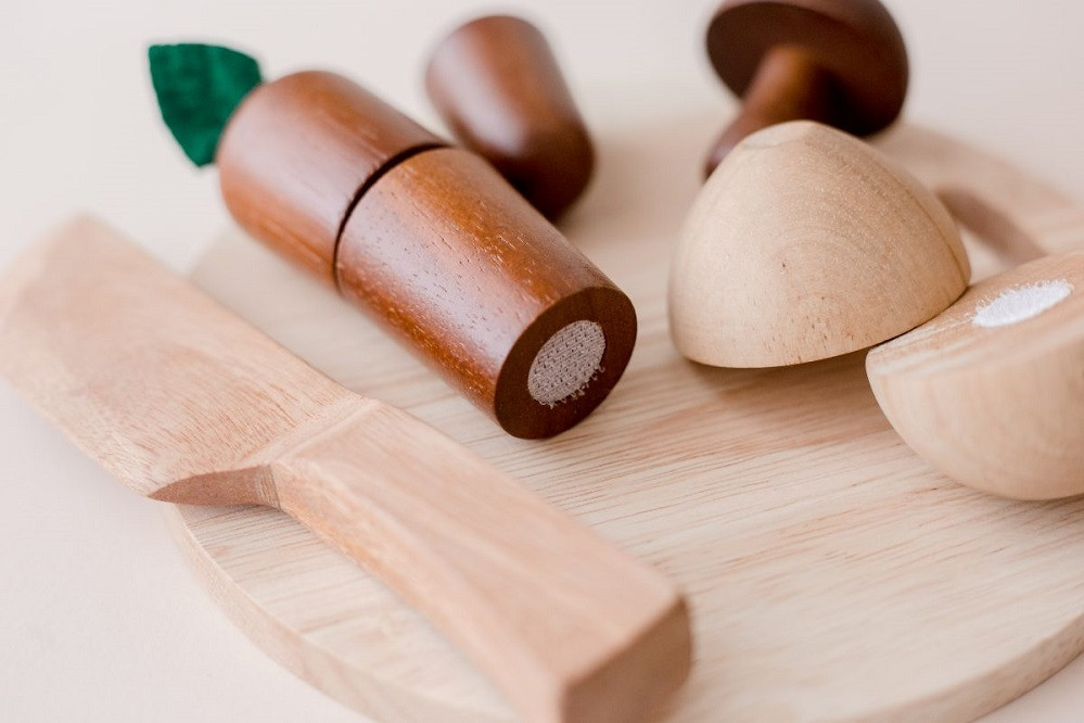 Qtoys Natural Fruits and vegetable cutting set come with velcro to reattach
