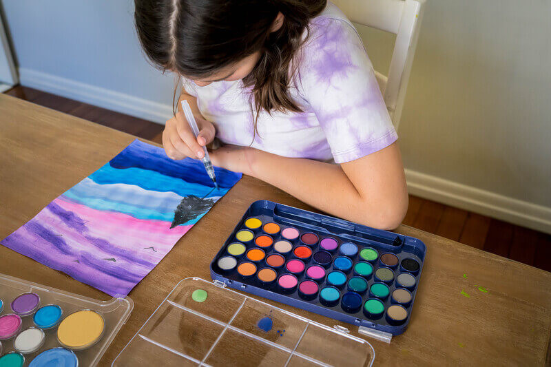 Kid painting with Djeco Artist\'s Palette