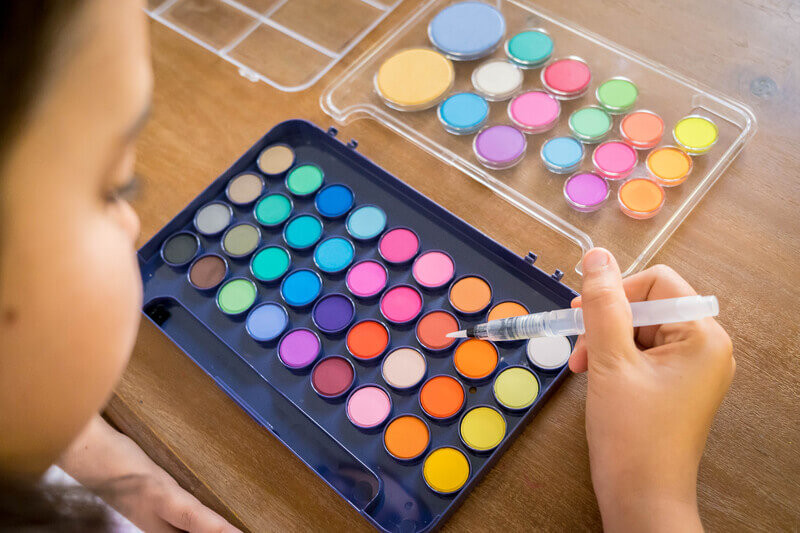 Djeco Artist\'s Palette has lots of colours at your fingertips