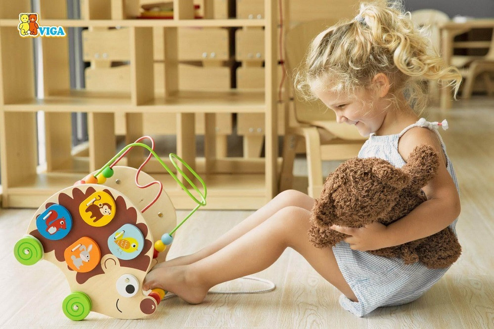 Viga 5-in-1 Pull Along Activity Hedgehog can be used for both fine and gross motor play!