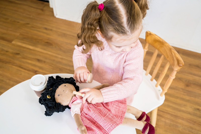 Le Toy Van Doll Nursing Set 1