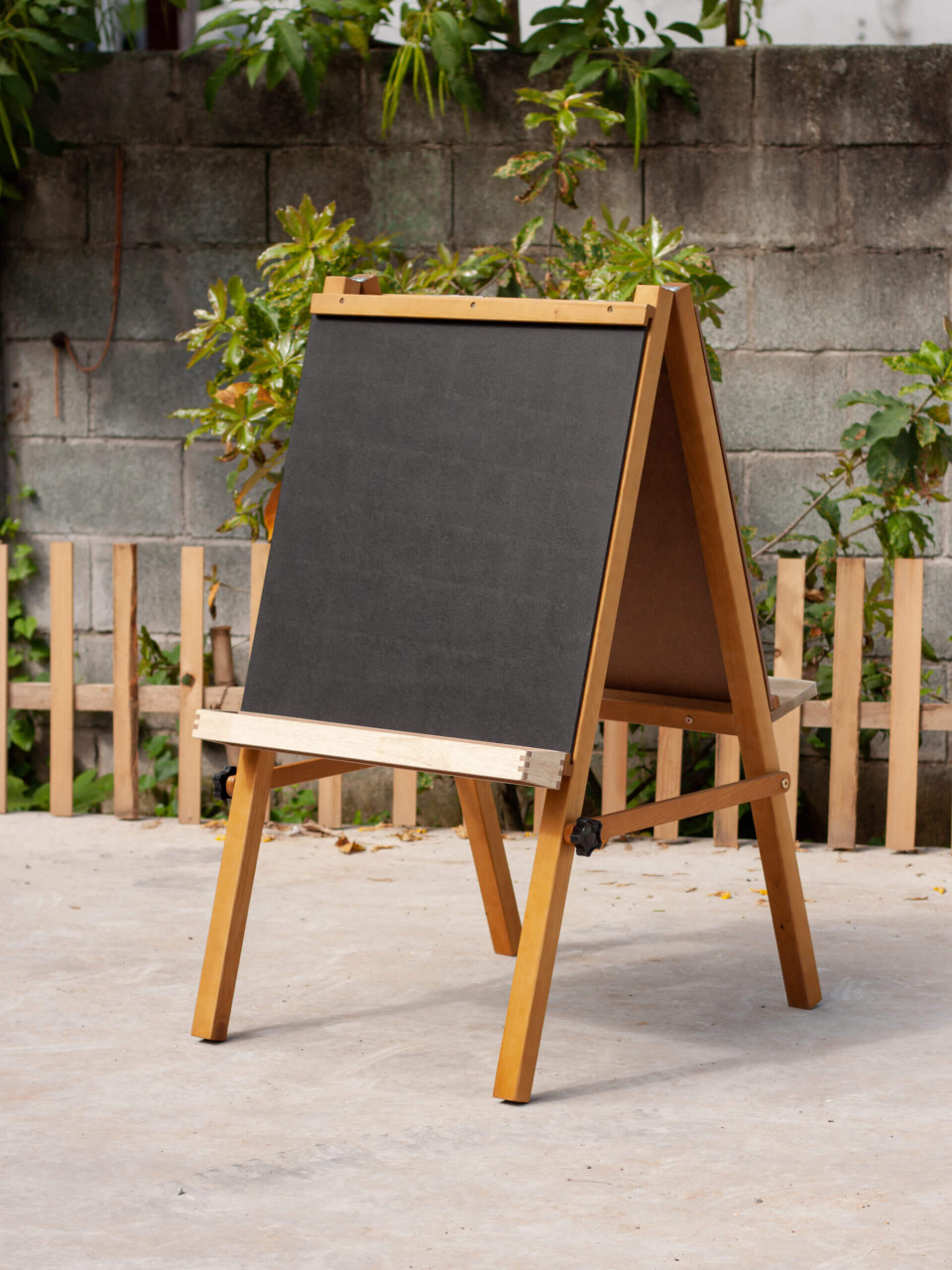 Qtoys 5-in-1 Wooden Activity Easel blackboard side