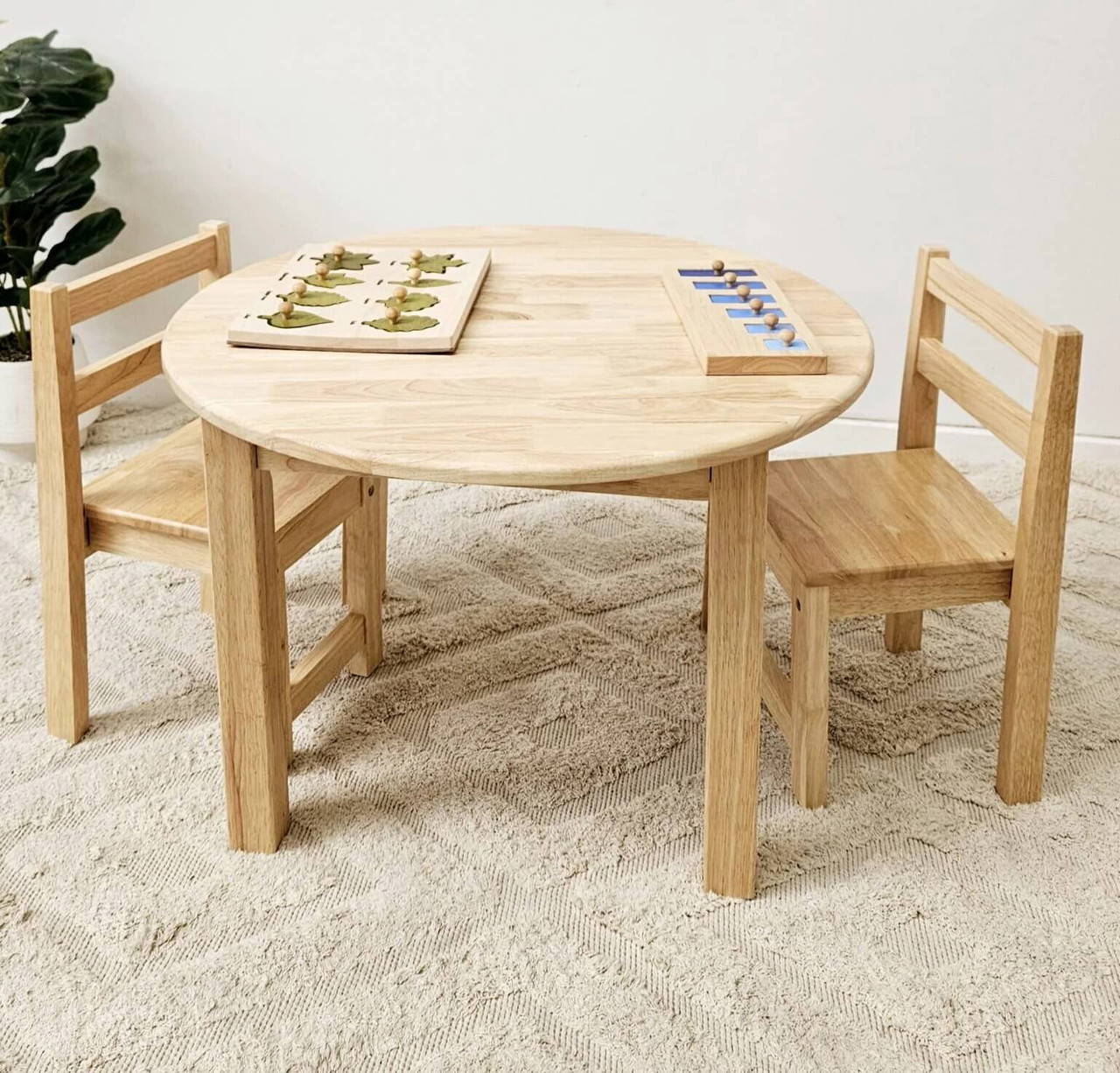 qtoys medium round natural wooden table with standard chairs