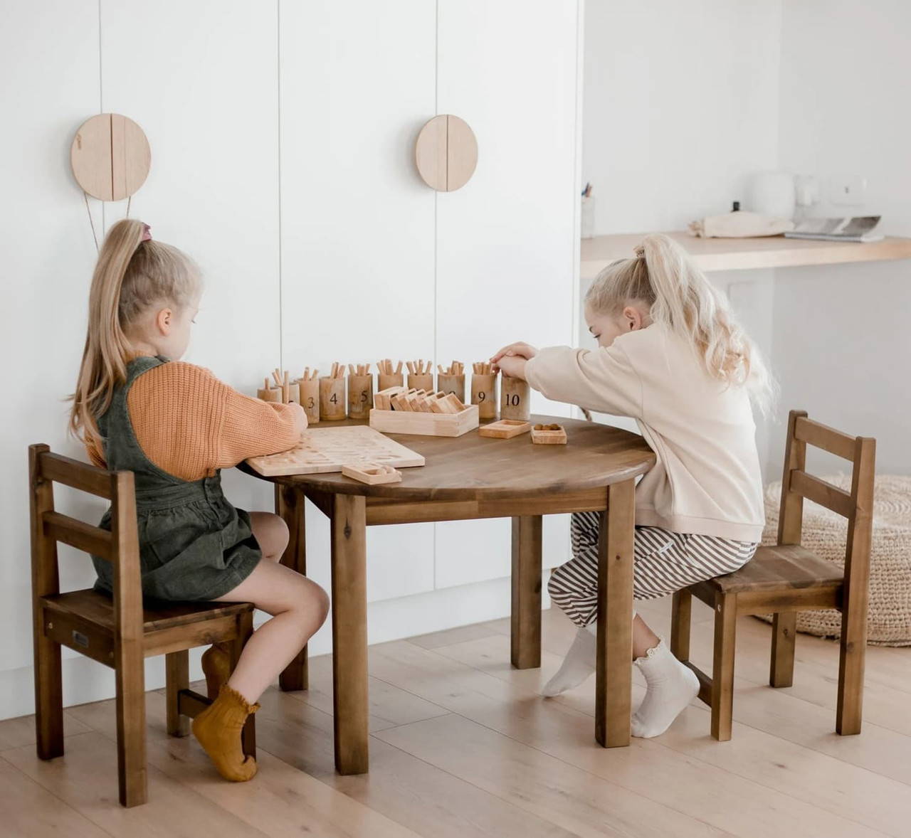 qtoys medium round wooden kids table and standard chairs 