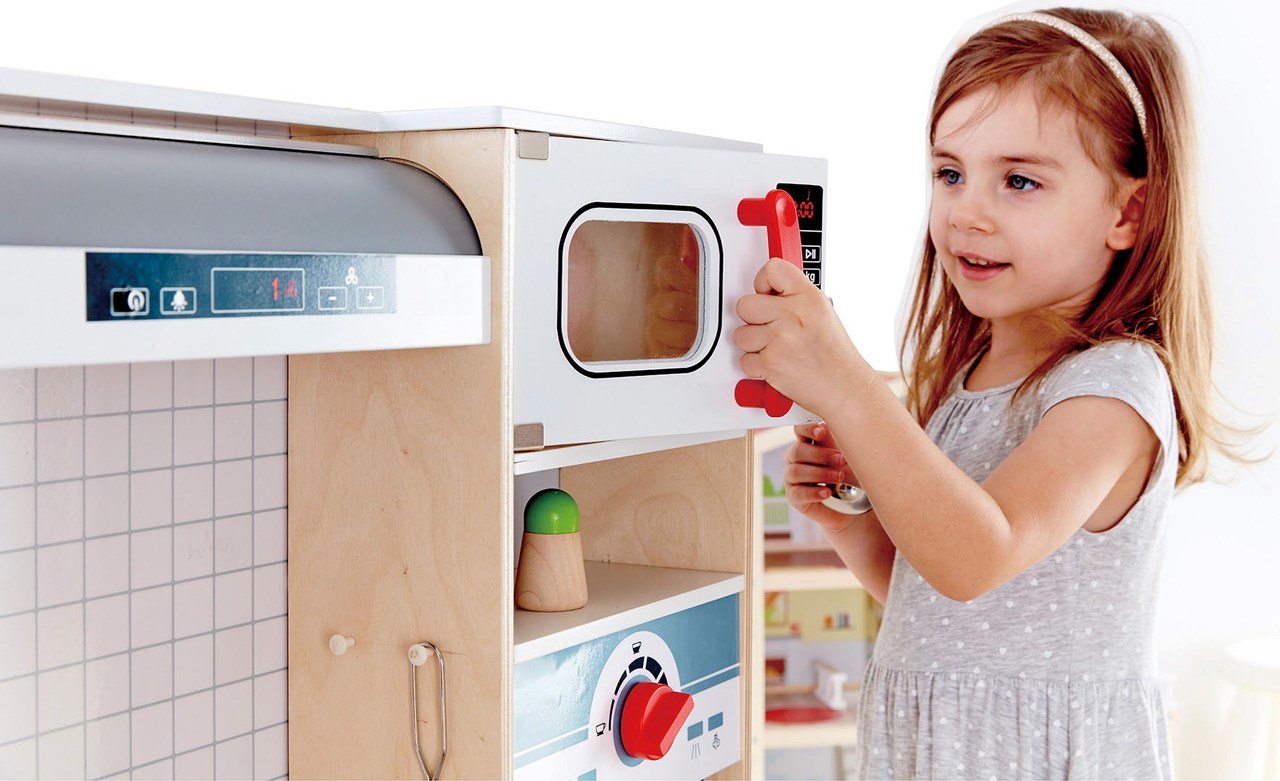 Hape Delicious Memories Wooden Play Kitchen Kid Playing Hape Delicious Memories Wooden Play Kitchen Kid Playing