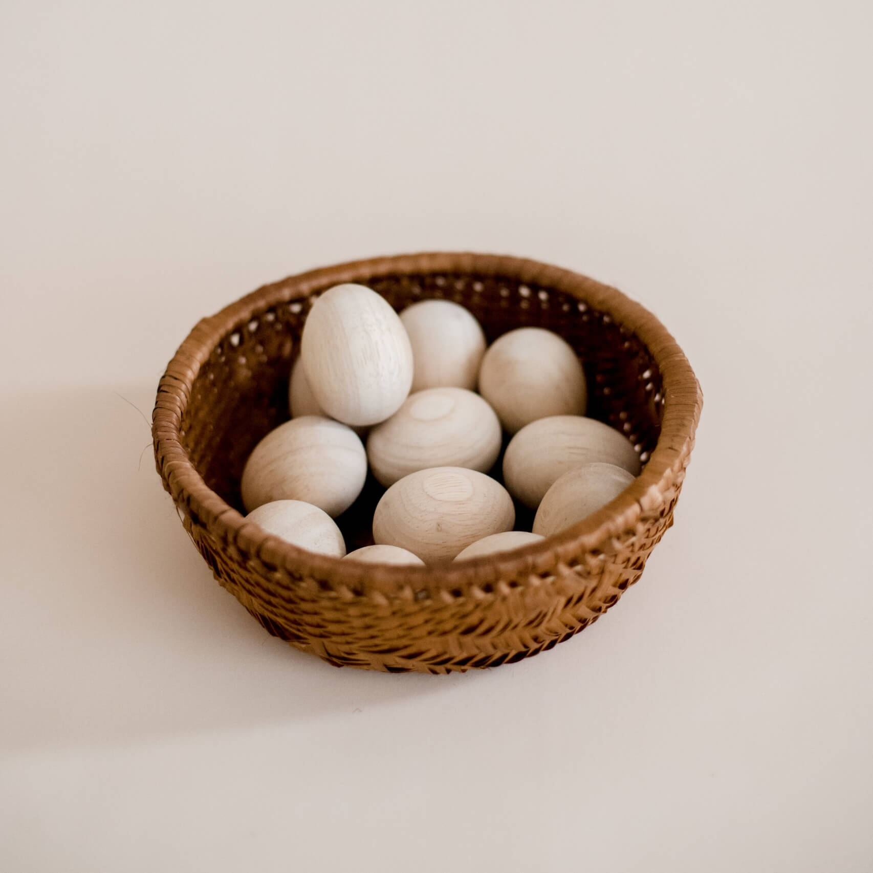 qtoys 12 wooden DIY eggs