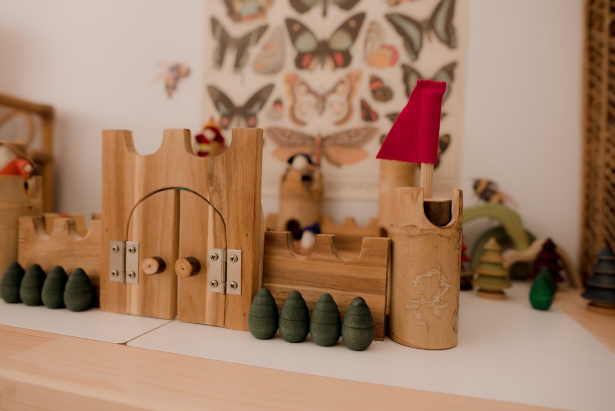 Qtoys Bamboo Castle with Knights