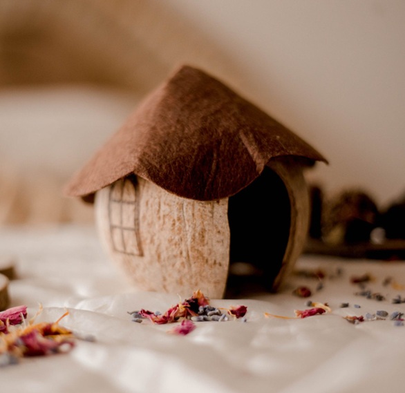 Qtoys Coconut Gnome Fairy House