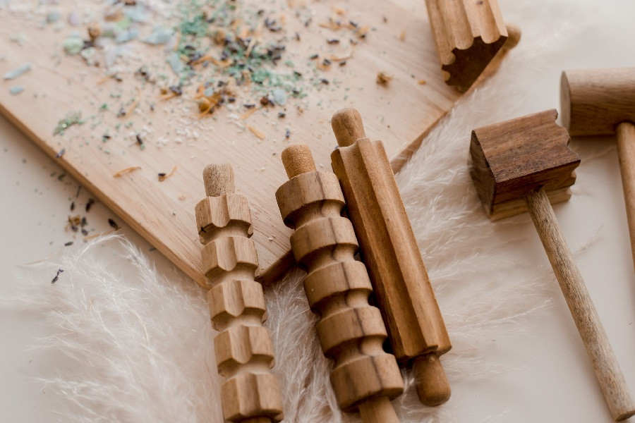 Qtoys Play dough kit comes with various sculpting tools