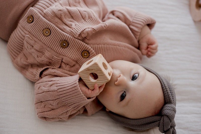 Qtoys Cube Rattle  makes a gentle sound