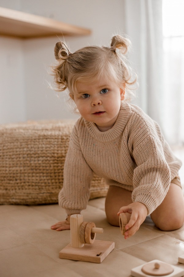 Qtoys Horizontal Hanger girl playing