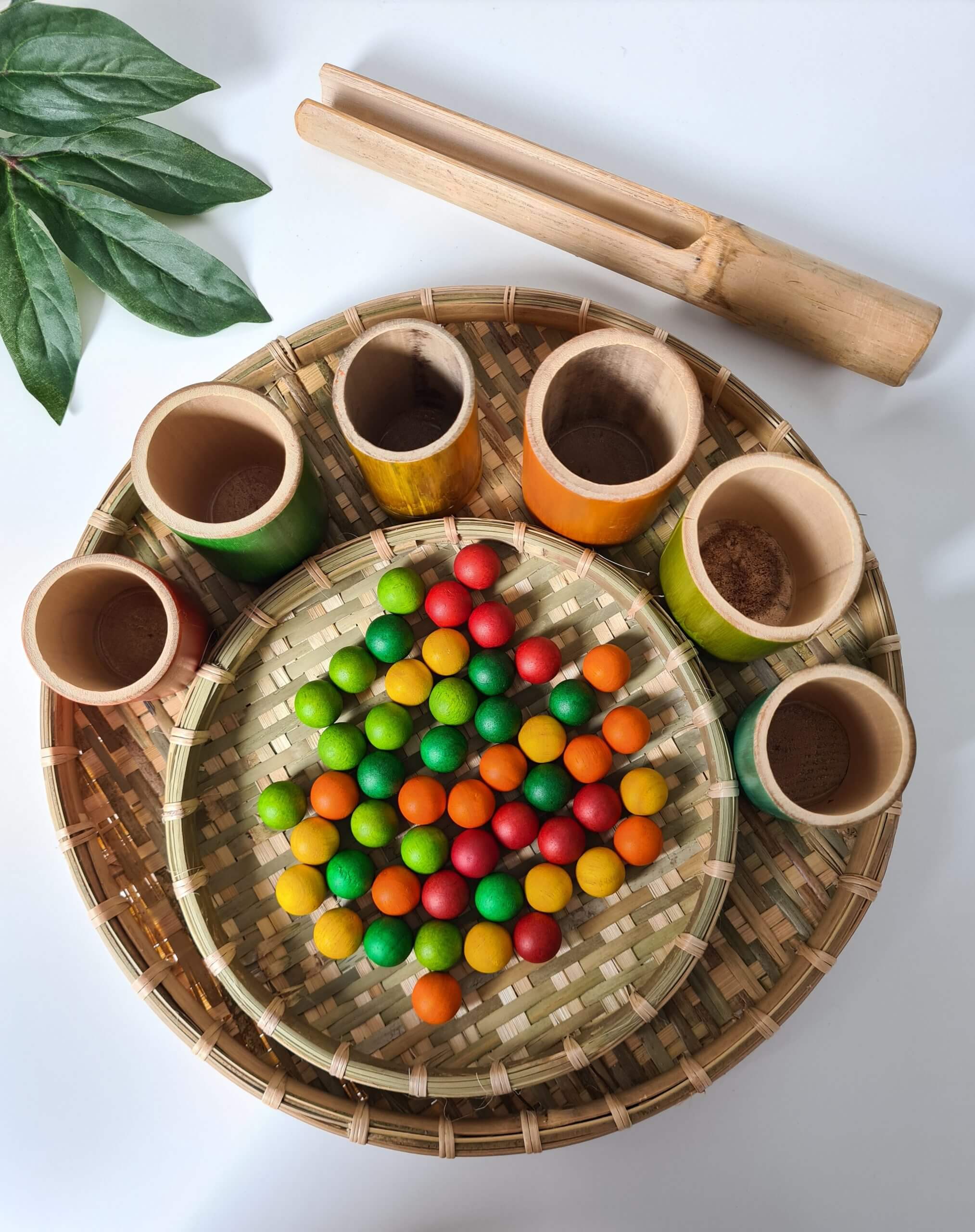 Qtoys Bamboo Circle Tray Set with loose parts