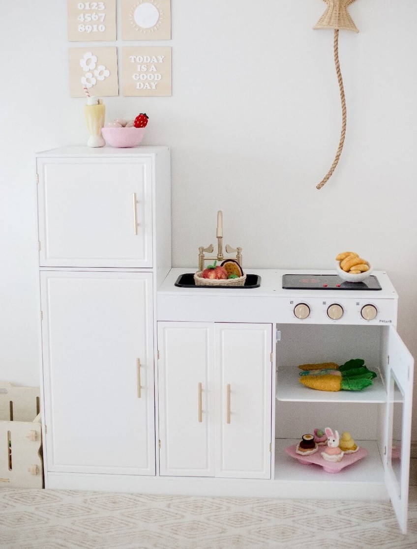 modern play kitchen white/gold with play food