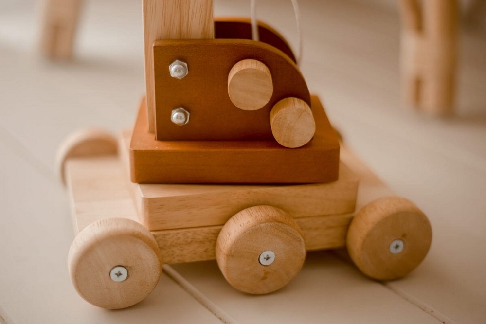 Qtoys Tower Crane with beautiful natural wooden grain Qtoys Tower Crane with beautiful natural wooden grain