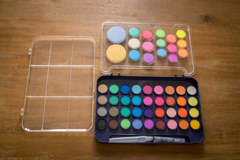 Djeco Artist\'s Palette lid doubles as a mixing palette