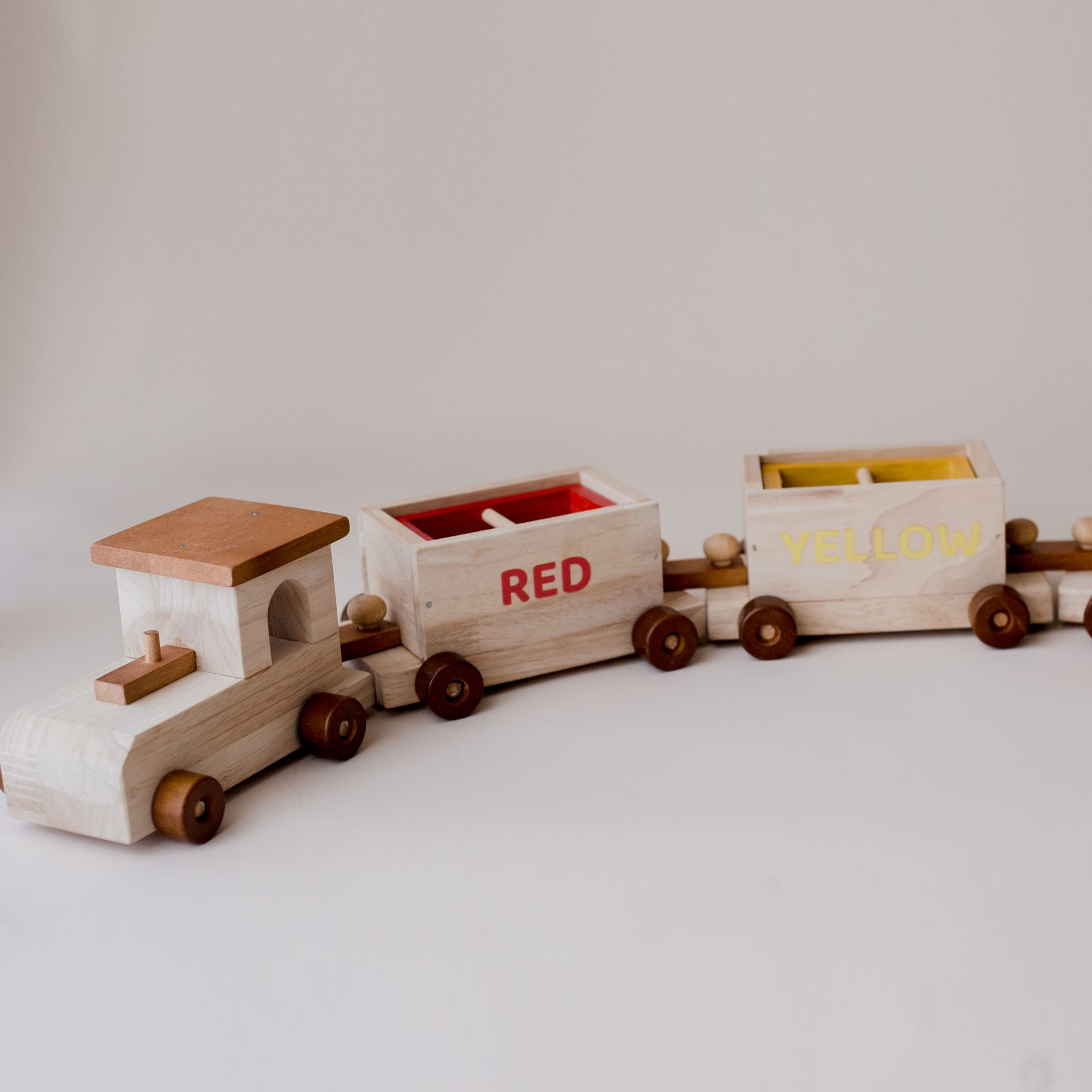 Qtoys Sorting Train & Containers up close