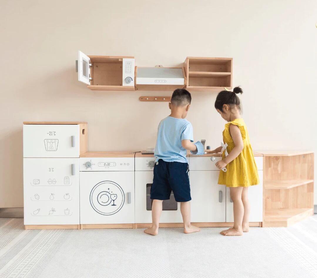 Viga White Home Corner Kitchen Set kids playing! Viga White Home Corner Kitchen Set kids playing!
