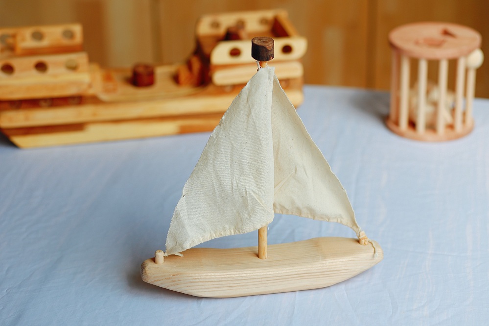 Qtoys EcoVoyager Recycled Tree Sailing boat