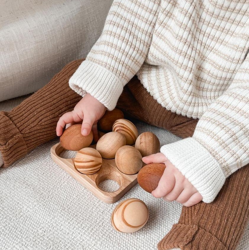 qtoys natural wooden eggs in tray 2 qtoys natural wooden eggs in tray 2