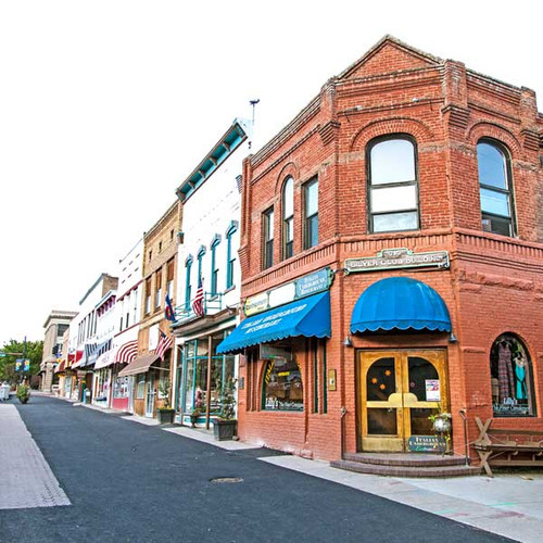 The Silver Club Building dates from around 1890. It originally housed a hardware store, furnished rooms upstairs and a tin shop in the basement.