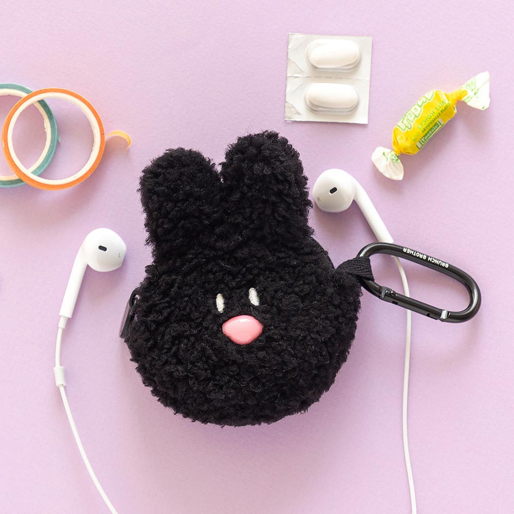 Usage example of Romane Brunch Brother Boucle AirPods Case Ver2