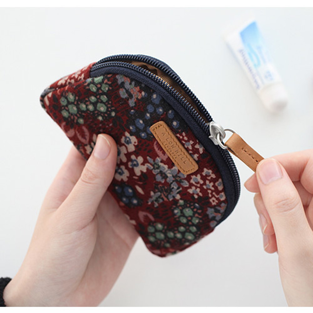 A low hill basic winter half moon coin case