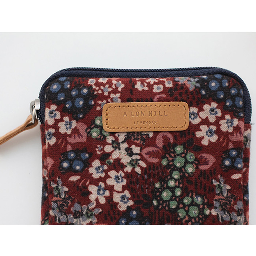 A low hill basic winter square small pouch