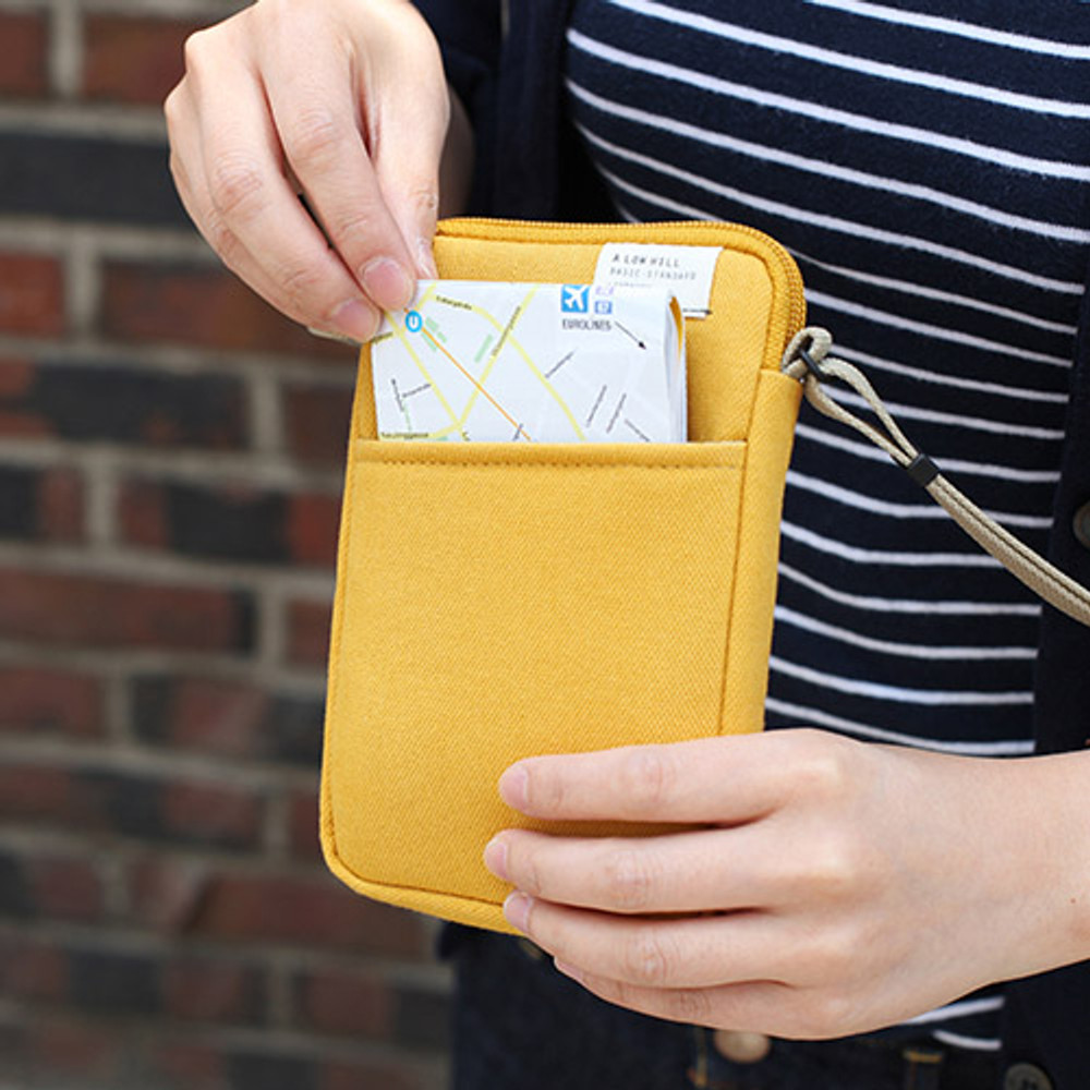 Livework A low hill basic standard pocket crossbody bag