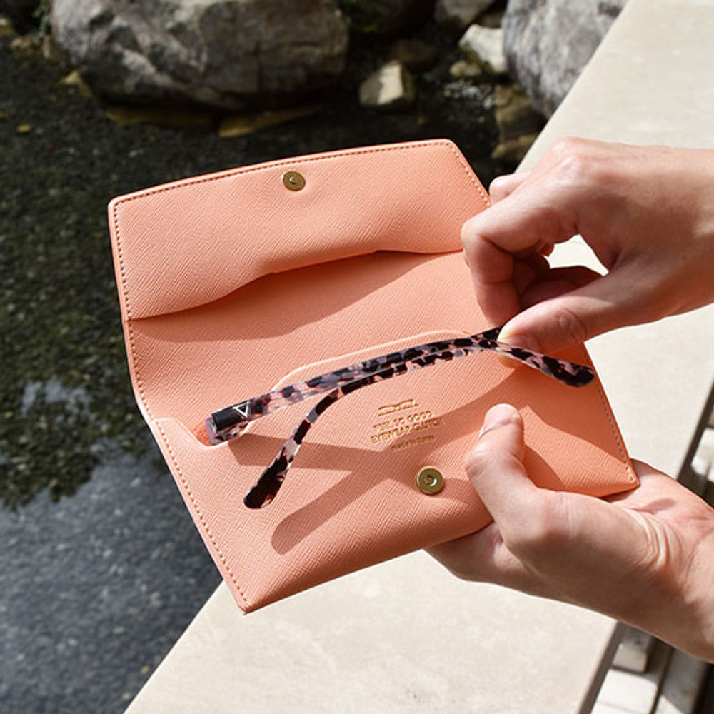 Example of use - Play Obje Feel so good eyewear clutch pouch bag