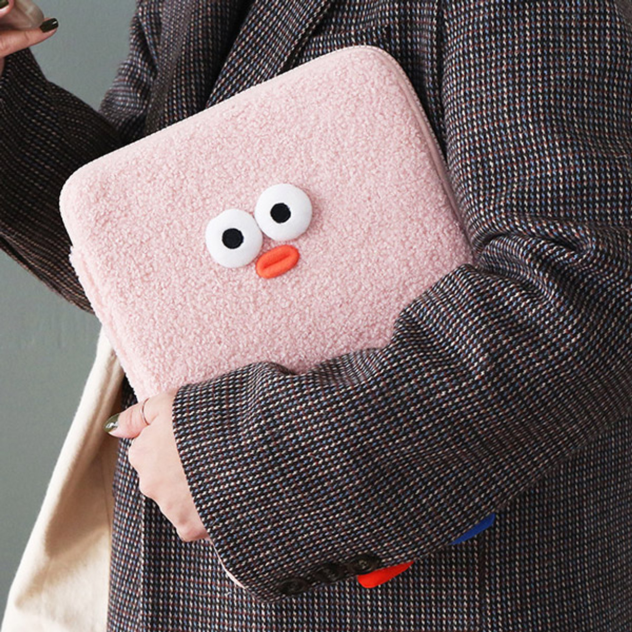 【ROMANE】Brunch Brother 15-inch pom-pom booklet wide pouch ROMANE BrunchBrother PomPom boucle tablet PC iPad zip pouch