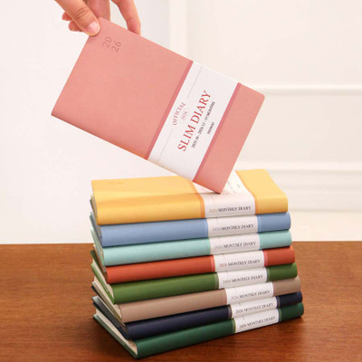 Demonstrating the planner's compact, easy-to-hold size.