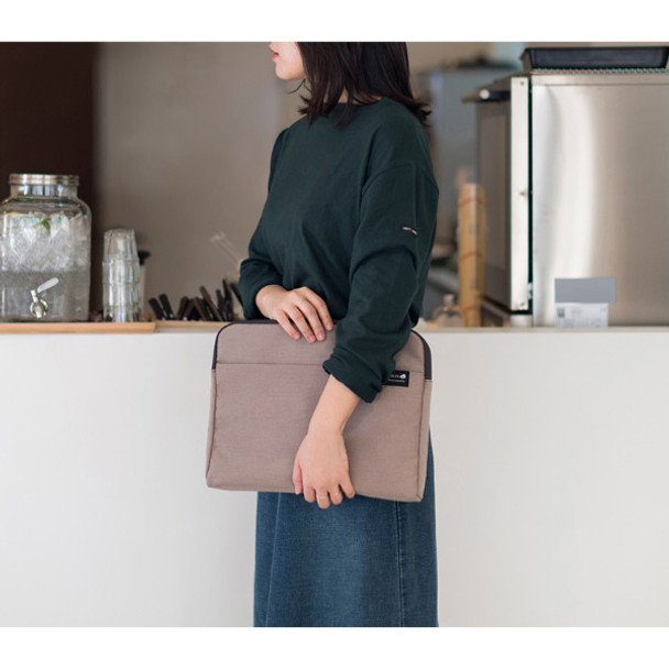 Usage example - Byfulldesign Minimal life 13 inches laptop pouch bag 