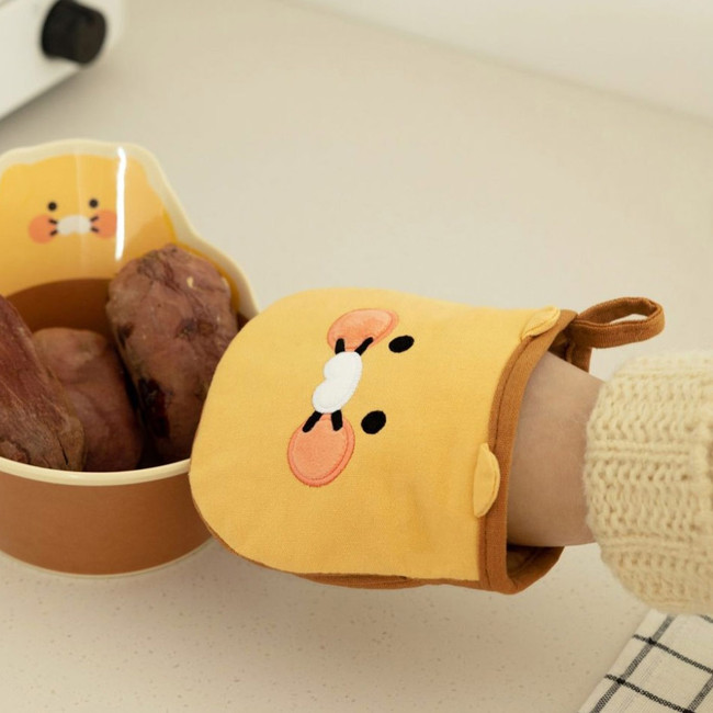 Usage example - Kakao Friends Choonsick Kitchen Cotton Oven Mitt