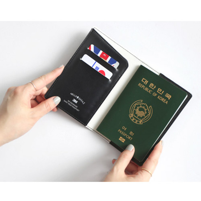 Hellogeeks Pop art RFID blocking passport cover