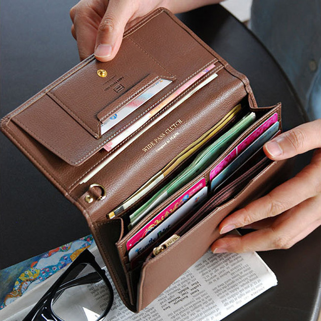 Wide pass slim clutch wallet