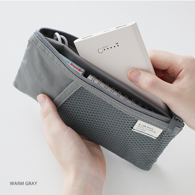 Warm gray - A low hill basic mesh pocket pencil case