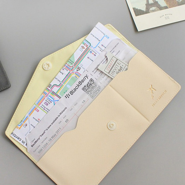 Example of use - Think about W soft envelope passport case