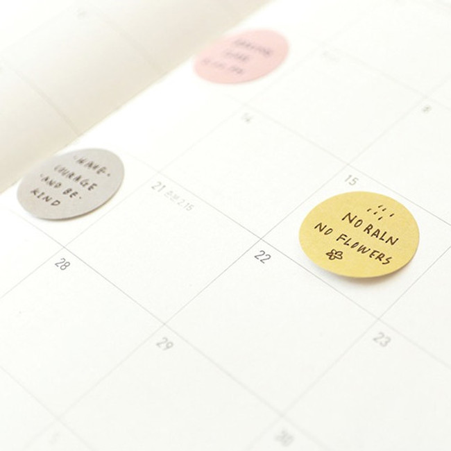 Example of use - Round small sticky notepad for monthly and weekly plan