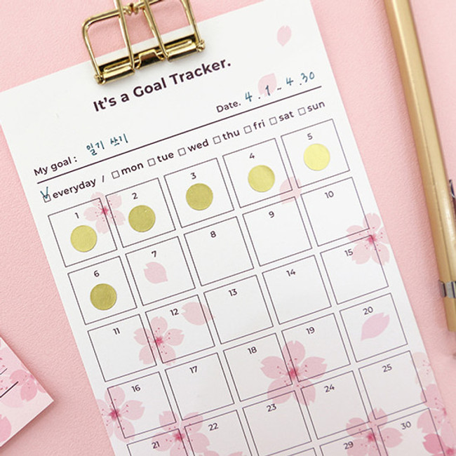 Example of use - Cherry blossom 30 days goal planning tracker 12 sheets