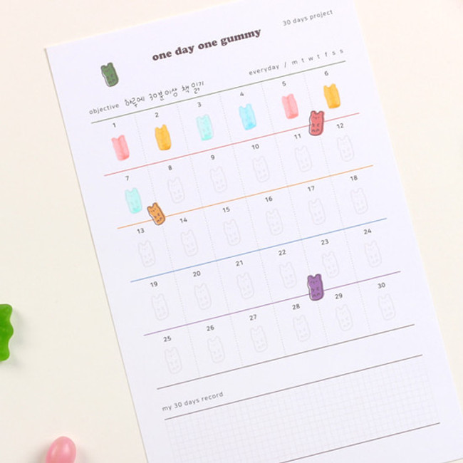 Example of use - Dash and Dot One day one gummy 30 days goal tracker planner