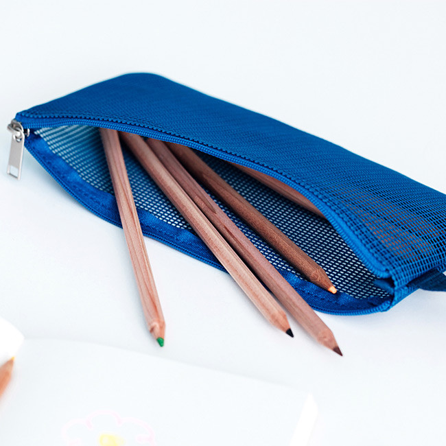 Example of use - Livework A low hill handle mesh travel zipper pouch