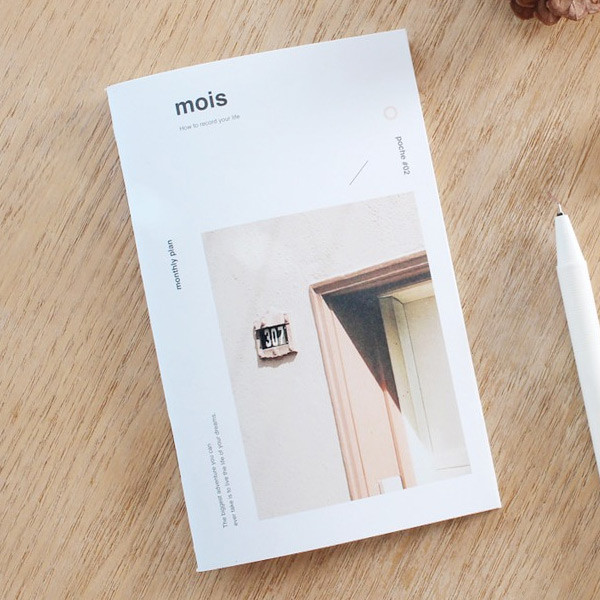 Poche mois undated monthly planner