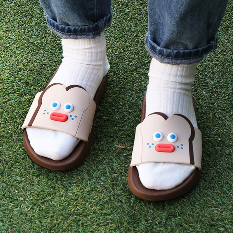 Usage example - ROMANE Brunch Brother popeye toast slide slipper sandal Usage example - ROMANE Brunch Brother popeye toast slide slipper sandal