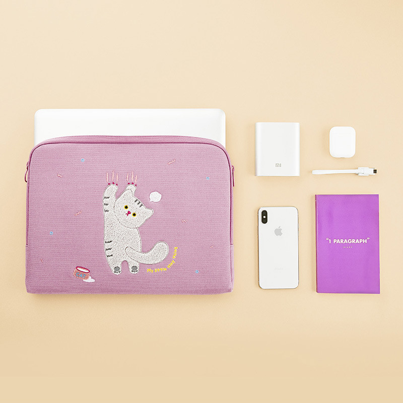 Usage example - Milk cat boucle canvas iPad laptop sleeve pouch case Usage example - Milk cat boucle canvas iPad laptop sleeve pouch case