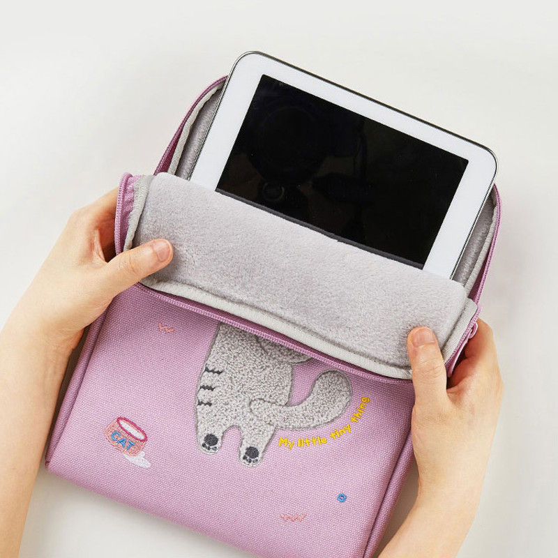 Usage example - Milk cat boucle canvas iPad laptop sleeve pouch case Usage example - Milk cat boucle canvas iPad laptop sleeve pouch case